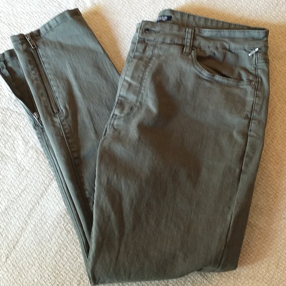 Elwood men's army green jeans with zip ankles